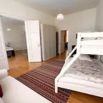 Grossraeumige Altbauwohnung Nahe Zentrum