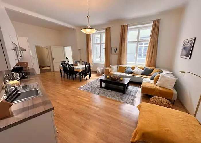 Grossraeumige Altbauwohnung Nahe Zentrum