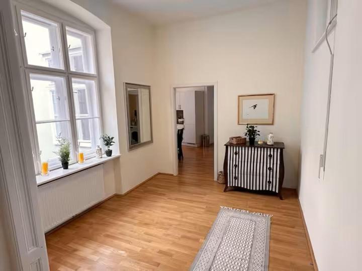 Grossraeumige Altbauwohnung Nahe Zentrum * Wien